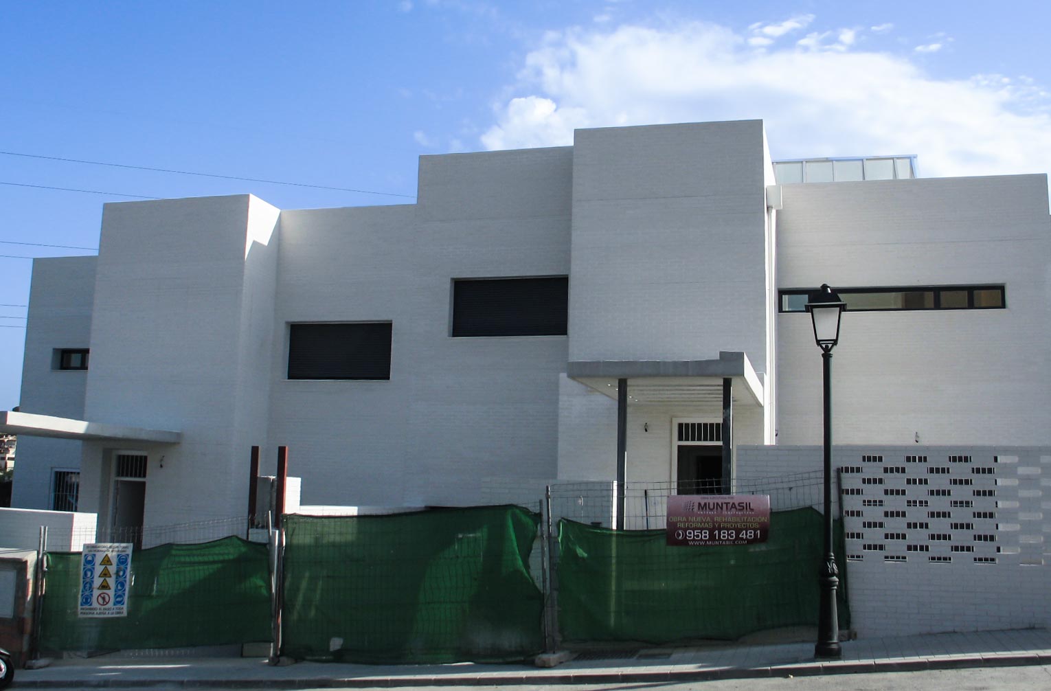 Exterior de vivienda nueva construida por Muntasil, empresa constructora en Granada