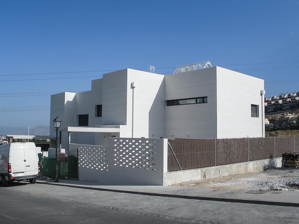 Exterior de vivienda nueva construida por Muntasil, empresa constructora en Granada